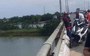 Khó tin: Thanh niên bỏ dép, xe máy, ví tiền trên cầu… rồi về nhà! Khó tin: Thanh niên bỏ dép, xe máy, ví tiền trên cầu… rồi về nhà!