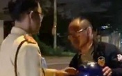 Người đàn ông Trung Quốc say xỉn đi xe đạp bị phạt 500.000 đồng Người đàn ông Trung Quốc say xỉn đi xe đạp bị phạt 500.000 đồng