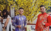 Khách nước ngoài mặc áo dài đi chơi Tết Khách nước ngoài mặc áo dài đi chơi Tết