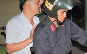 Người đàn ông vừa châm pháo bị cảnh sát bắt quả tang Người đàn ông vừa châm pháo bị cảnh sát bắt quả tang