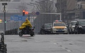 Người Vũ Hán bất chấp nguy hiểm vẫn lái xe ra đường để giúp láng giềng Người Vũ Hán bất chấp nguy hiểm vẫn lái xe ra đường để giúp láng giềng
