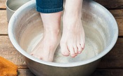 Cứ tưởng nước súc miệng chỉ có mỗi công dụng trị hôi miệng, không ngờ nó còn có 3 lợi ích thần kỳ cho bàn chân mà ít người biết đến Cứ tưởng nước súc miệng chỉ có mỗi công dụng trị hôi miệng, không ngờ nó còn có 3 lợi ích thần kỳ cho bàn chân mà ít người biết đến