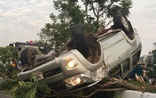 Ô tô bán tải lật ngửa trên đại lộ, 5 người nhập viện Ô tô bán tải lật ngửa trên đại lộ, 5 người nhập viện