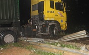 Xe container chắn ngang đường sắt, hàng loạt tàu mắc kẹt ở ga Nghệ An Xe container chắn ngang đường sắt, hàng loạt tàu mắc kẹt ở ga Nghệ An