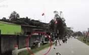 Đi xe máy chạy tốc độ cao, 2 thanh niên đâm bay gương ô tô rồi phi xuống cống bên đường Đi xe máy chạy tốc độ cao, 2 thanh niên đâm bay gương ô tô rồi phi xuống cống bên đường