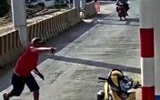 Người đàn ông mặc áo đỏ "đại náo" trạm thu phí BOT Ninh Xuân, 1 bảo vệ nhập viện Người đàn ông mặc áo đỏ "đại náo" trạm thu phí BOT Ninh Xuân, 1 bảo vệ nhập viện