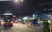 Bố mẹ chở đi chơi, bé trai 5 tuổi bị xe khách cán chết Bố mẹ chở đi chơi, bé trai 5 tuổi bị xe khách cán chết