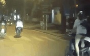 Chở nhau trên xe máy không đội mũ bảo hiểm, màn đổi xế của 2 cô gái trẻ khiến tài xế đi sau phải bấm còi cảnh bảo liên tục Chở nhau trên xe máy không đội mũ bảo hiểm, màn đổi xế của 2 cô gái trẻ khiến tài xế đi sau phải bấm còi cảnh bảo liên tục