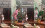 Lại câu chuyện "trẻ con có biết gì đâu": Nhìn hành động của 2 bé gái này ai cũng phải lắc đầu ngao ngán Lại câu chuyện "trẻ con có biết gì đâu": Nhìn hành động của 2 bé gái này ai cũng phải lắc đầu ngao ngán