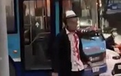 Thanh niên áo dính máu, cầm dao phân trần với CSGT Thanh niên áo dính máu, cầm dao phân trần với CSGT