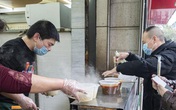 Dịch bệnh hạ nhiệt, người Trung Quốc mua sắm và di chuyển trở lại Dịch bệnh hạ nhiệt, người Trung Quốc mua sắm và di chuyển trở lại