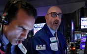 Thị trường chứng khoán Mỹ lại rơi tự do, giá dầu tụt xuống đáy