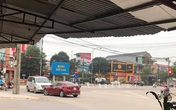 Nữ tài xế đã đi sai còn không nhường đường, cố "thi gan" livestream giữa ngã tư, hành động của người chồng sau đó còn gây phẫn nộ hơn Nữ tài xế đã đi sai còn không nhường đường, cố "thi gan" livestream giữa ngã tư, hành động của người chồng sau đó còn gây phẫn nộ hơn