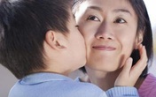 Con trai hồn nhiên hỏi: "Lớn lên con lấy mẹ được không?", mẹ ngớ người rồi đáp 1 câu khiến ai nghe xong cũng thán phục Con trai hồn nhiên hỏi: "Lớn lên con lấy mẹ được không?", mẹ ngớ người rồi đáp 1 câu khiến ai nghe xong cũng thán phục