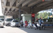 Muôn kiểu tránh nắng của người dân Hà Nội trong những ngày nóng đỉnh điểm Muôn kiểu tránh nắng của người dân Hà Nội trong những ngày nóng đỉnh điểm