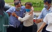 Người nhà dìu cựu trưởng Công an TP Thanh Hóa tới tòa Người nhà dìu cựu trưởng Công an TP Thanh Hóa tới tòa