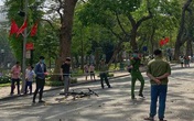 Cụ bà bị thiếu niên đi xe đạp tông nguy kịch trên phố đi bộ Hồ Gươm Cụ bà bị thiếu niên đi xe đạp tông nguy kịch trên phố đi bộ Hồ Gươm