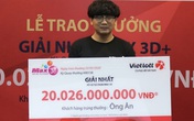 Nam sinh viên không che mặt đi nhận giải Vietlott 20 tỷ: Ngày nào cũng mua vài vé đến vài chục vé Nam sinh viên không che mặt đi nhận giải Vietlott 20 tỷ: Ngày nào cũng mua vài vé đến vài chục vé