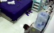 Khoảnh khắc cả bình nước đổ ập vào đầu bé trai, nhưng đáng chú ý nhất là phản ứng của người mẹ Khoảnh khắc cả bình nước đổ ập vào đầu bé trai, nhưng đáng chú ý nhất là phản ứng của người mẹ