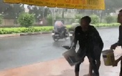 Phẫn nộ nhóm thanh niên tạt nước vào người đi đường làm trò vui Phẫn nộ nhóm thanh niên tạt nước vào người đi đường làm trò vui