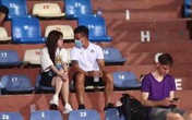 Quang Hải tình tứ với bạn gái trên khán đài Quang Hải tình tứ với bạn gái trên khán đài