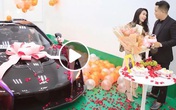 Ông chồng hot MXH hôm nay: Tặng vợ siêu xe 50 tỷ thuộc hàng mới nhất trên thế giới nhưng chi tiết trên biển số mới khiến hội chị em "lịm tim" Ông chồng hot MXH hôm nay: Tặng vợ siêu xe 50 tỷ thuộc hàng mới nhất trên thế giới nhưng chi tiết trên biển số mới khiến hội chị em "lịm tim"