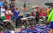 Thi thể xếp hàng dài ở hiện trường sập mỏ ngọc làm 113 người chết Thi thể xếp hàng dài ở hiện trường sập mỏ ngọc làm 113 người chết
