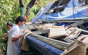 Hiện trường vụ xe khách rơi xuống vực làm 5 người tử vong Hiện trường vụ xe khách rơi xuống vực làm 5 người tử vong