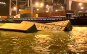 22 container rơi xuống sông Cái Mép 22 container rơi xuống sông Cái Mép