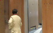 Đang đi vệ sinh thì phát hiện bóng đen đến gần nhưng không có tiếng động, cô gái dùng điện thoại quay chậm thì thấy hình ảnh gây ám ảnh Đang đi vệ sinh thì phát hiện bóng đen đến gần nhưng không có tiếng động, cô gái dùng điện thoại quay chậm thì thấy hình ảnh gây ám ảnh