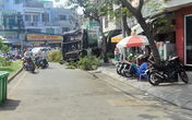 TP.HCM: Xe rác mất lái, tài xế gào thét “mọi người tránh ra” rồi tông gãy cây xanh mới dừng lại TP.HCM: Xe rác mất lái, tài xế gào thét “mọi người tránh ra” rồi tông gãy cây xanh mới dừng lại