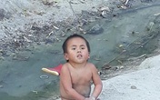 Em bé Mường Lát không mảnh vải che thân ngồi co ro giữa đường trong mùa đông 3 năm trước giờ ra sao? Em bé Mường Lát không mảnh vải che thân ngồi co ro giữa đường trong mùa đông 3 năm trước giờ ra sao?