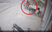 Chạy vào nhà dân trốn CSGT, thanh niên vẫn bị đưa ra ngoài thổi nồng độ cồn Chạy vào nhà dân trốn CSGT, thanh niên vẫn bị đưa ra ngoài thổi nồng độ cồn