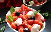 Đang mùa dâu tây, chị em tranh thủ hốt liền vài kg về làm salad: Vừa ngon hết sảy lại tuyệt đối "heo-thì" Đang mùa dâu tây, chị em tranh thủ hốt liền vài kg về làm salad: Vừa ngon hết sảy lại tuyệt đối "heo-thì"