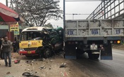 Xe buýt nát bét sau va chạm, nhiều người bị thương Xe buýt nát bét sau va chạm, nhiều người bị thương