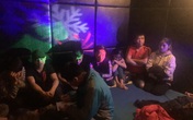 Bắt quả tang hàng chục nam thanh nữ tú “phê” ma túy trong nhà nghỉ lúc rạng sáng Bắt quả tang hàng chục nam thanh nữ tú “phê” ma túy trong nhà nghỉ lúc rạng sáng