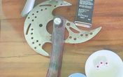 Phát hiện “binh khí” cổ tự chế tại nhà đối tượng tổ chức đánh bạc Phát hiện “binh khí” cổ tự chế tại nhà đối tượng tổ chức đánh bạc