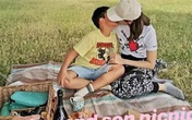 Khóa môi, thân mật quá mức như cách nàng hậu Lý Gia Hân làm cùng con trai liệu có phải là yêu thương con? Khóa môi, thân mật quá mức như cách nàng hậu Lý Gia Hân làm cùng con trai liệu có phải là yêu thương con?