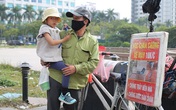 Bé 4 tuổi cùng bố mưu sinh lề đường sắp đi học Bé 4 tuổi cùng bố mưu sinh lề đường sắp đi học