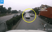 Xe chuyên dụng truy đuổi Mazda trên quốc lộ, CSGT gõ cửa liên hồi, kéo tài xế ra ngoài Xe chuyên dụng truy đuổi Mazda trên quốc lộ, CSGT gõ cửa liên hồi, kéo tài xế ra ngoài