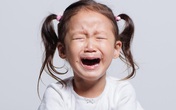 Chỉ cần làm trái ý người lớn liền bị "dán nhãn" là TRẺ HƯ, liệu chúng ta có quá "dễ dãi" khi đánh giá trẻ? Chỉ cần làm trái ý người lớn liền bị "dán nhãn" là TRẺ HƯ, liệu chúng ta có quá "dễ dãi" khi đánh giá trẻ?