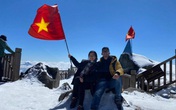 Du khách thích thú với khung cảnh tuyết phủ trắng tuyệt đẹp ngày cuối năm trên đỉnh Fansipan