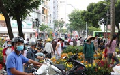 Người dân Sài Gòn kéo nhau đi mua hoa giá rẻ ngày 30 tết Người dân Sài Gòn kéo nhau đi mua hoa giá rẻ ngày 30 tết