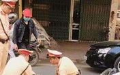 Người vượt đèn đỏ lao xe vào thiếu tá CSGT Người vượt đèn đỏ lao xe vào thiếu tá CSGT