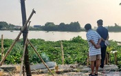 Tá hỏa phát hiện thi thể trùm kín đầu lẫn trong đám lục bình ở sông Sài Gòn Tá hỏa phát hiện thi thể trùm kín đầu lẫn trong đám lục bình ở sông Sài Gòn