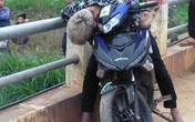 Hòa Bình: Thanh niên gục chết bất thường trên xe máy Hòa Bình: Thanh niên gục chết bất thường trên xe máy