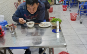 Chủ quán khóc rưng rức vì đã có vách ngăn phòng COVID-19 vẫn vắng như chùa bà Đanh Chủ quán khóc rưng rức vì đã có vách ngăn phòng COVID-19 vẫn vắng như chùa bà Đanh