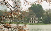 Khung cảnh hồ Gươm đẹp thơ mộng và cổ kính trong mùa cây thay lá Khung cảnh hồ Gươm đẹp thơ mộng và cổ kính trong mùa cây thay lá