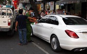 Người đàn ông múa may trong ôtô Mercedes ở TP.HCM Người đàn ông múa may trong ôtô Mercedes ở TP.HCM
