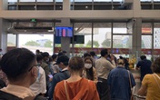 Hành khách xếp hàng dài ở sân bay Tân Sơn Nhất để đổi trả vé Tết vì dịch Covid-19 Hành khách xếp hàng dài ở sân bay Tân Sơn Nhất để đổi trả vé Tết vì dịch Covid-19